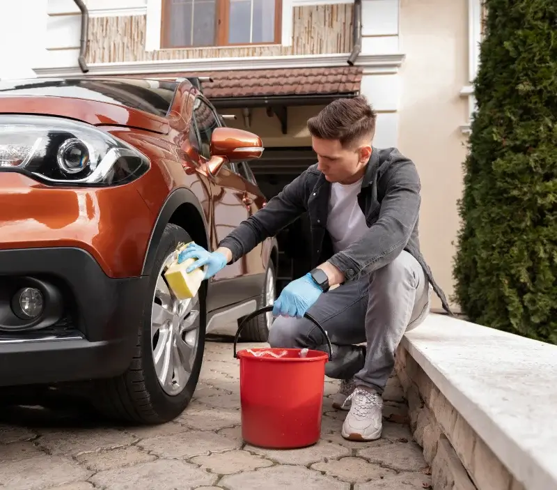 Lavage auto à domicile Dracy-le-Fort : professionnel intervenant sur un véhicule